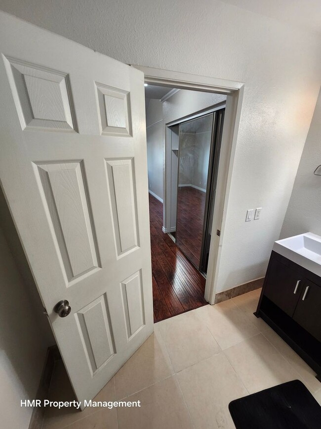 Building Photo - Beautiful 3 bedroom Condo