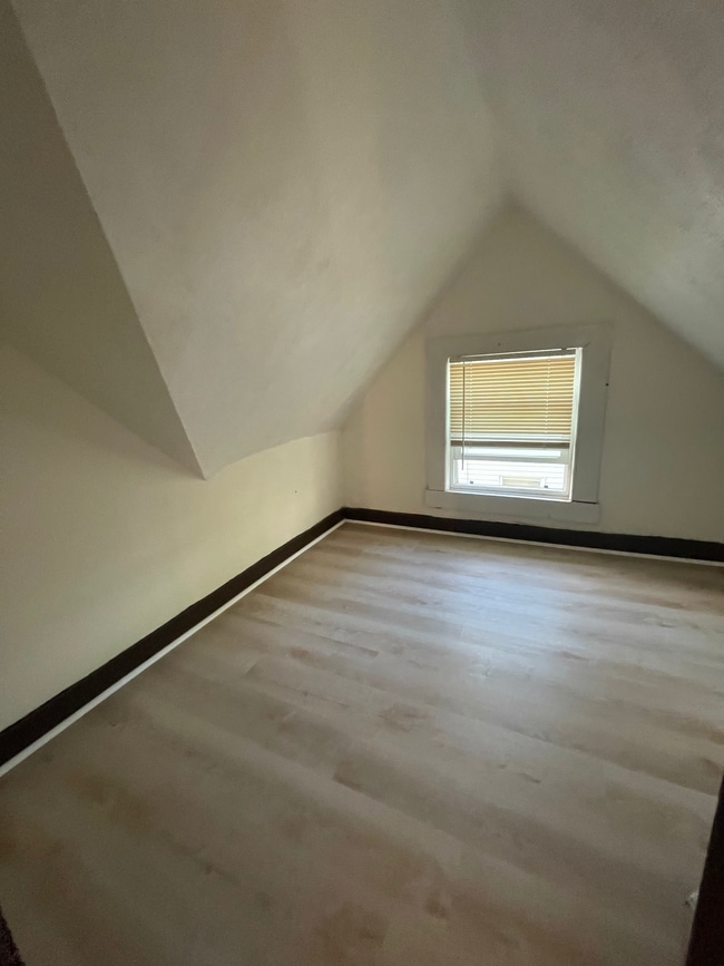 Building Photo - 149 Bowles St