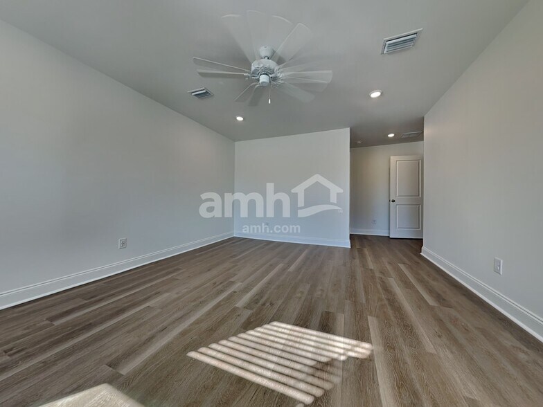 Building Photo - 5500 Front St