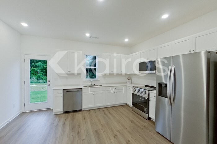 Building Photo - 122 Silver Maple Cir
