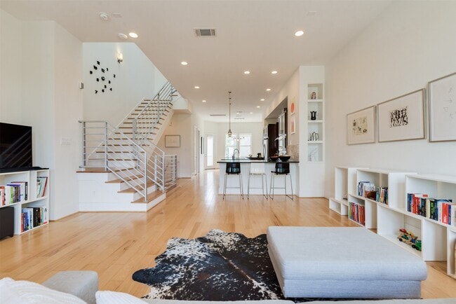 Building Photo - 5429C Hidalgo St