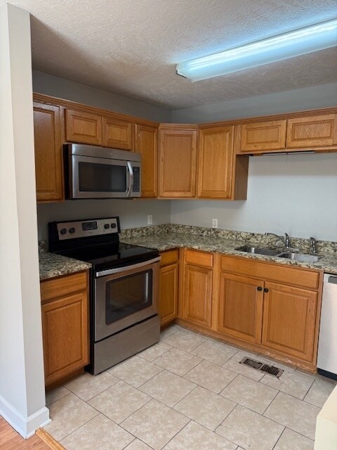 Building Photo - $1,000 off first month's rent if move in b...
