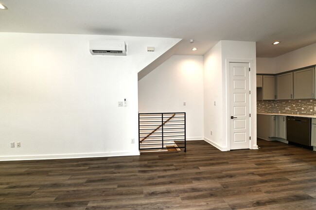 Building Photo - Beautiful 3 beds- 3.5 Condo in San Antonio Tx