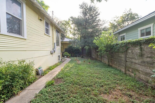 Building Photo - 1703 Maple Ave
