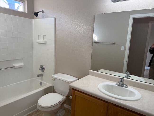 Building Photo - Great Area, 3 Bedroom, 2 Bath with major kitchen appliances.