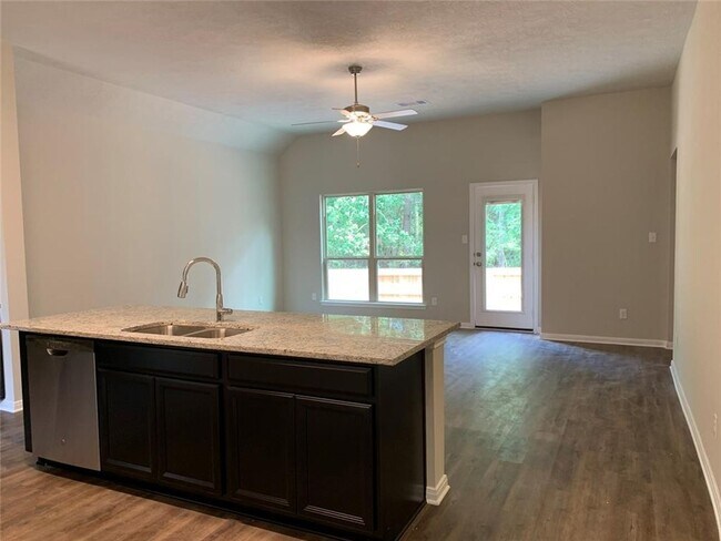 Building Photo - Coming Soon July 1, 2025 Move in LIKE NEW ...