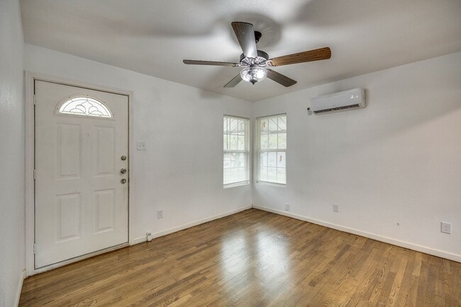 Building Photo - Updated apartment in great location