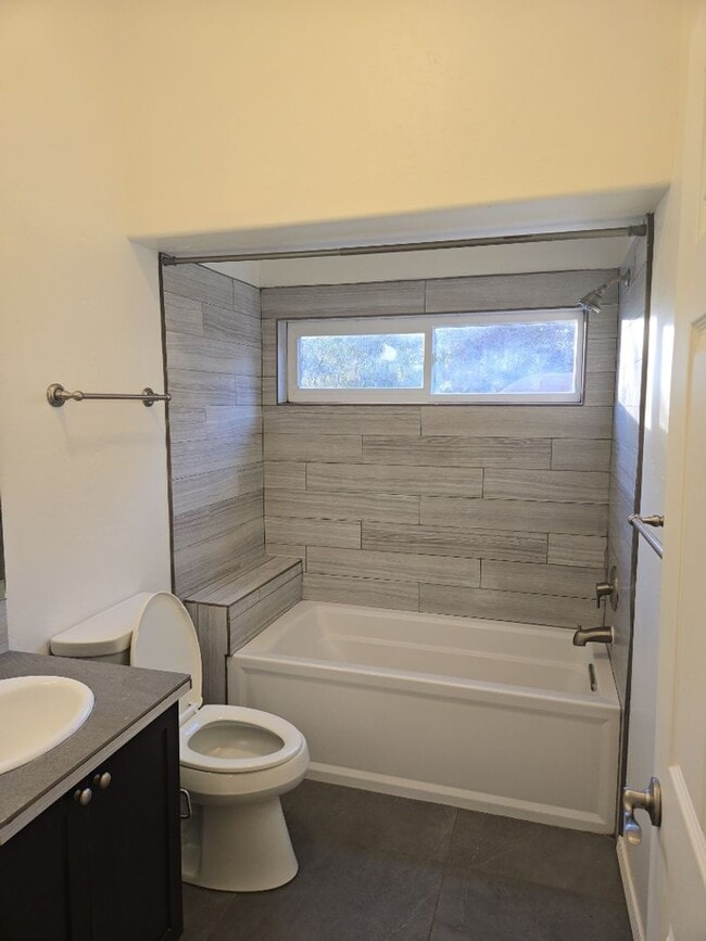 Building Photo - 2 Bedroom, 1 Bathroom Home! Schedule a Showing Soon!