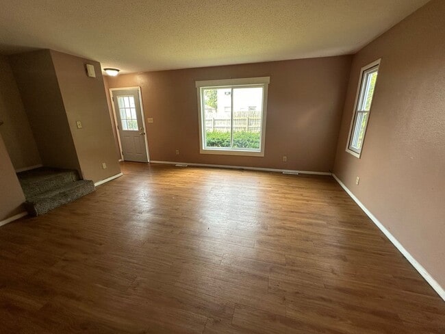 Building Photo - 706 Crescent Dr