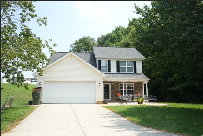 Primary Photo - Spacious 4-bedroom, 2.5-bath home with a p...