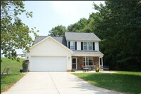 Building Photo - Spacious 4-bedroom, 2.5-bath home with a p...