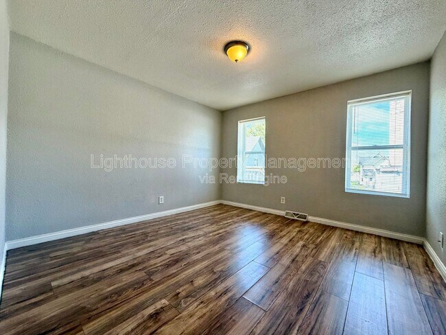 Building Photo - 273 E Forest Ave