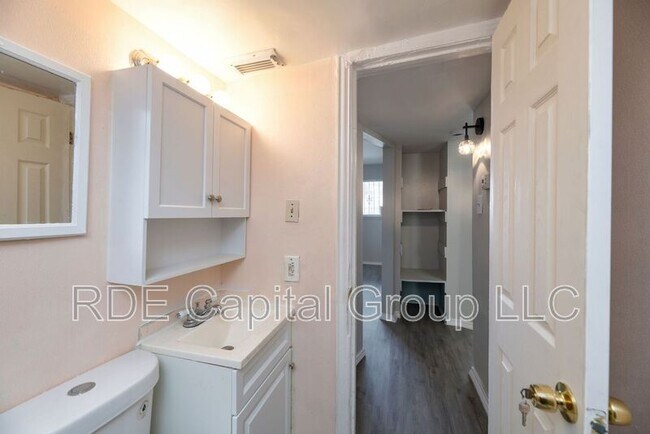 Building Photo - 2408 Meyers St