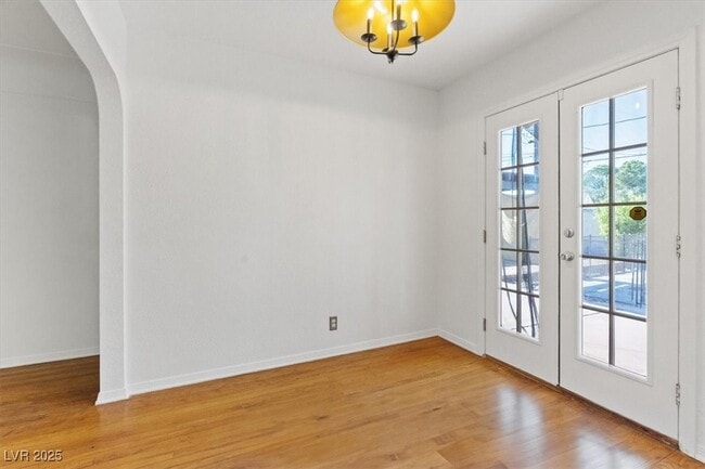 Building Photo - 1609 Chapman Dr