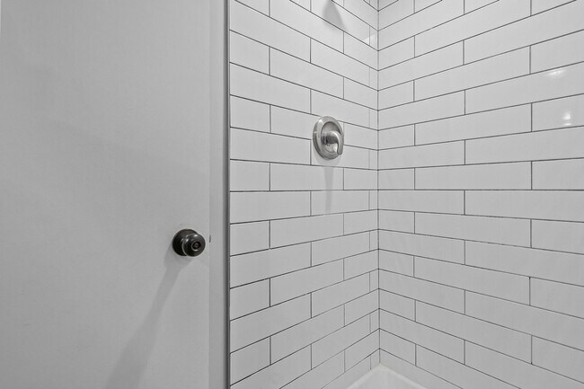 Building Photo - 885 Jaydee Ave