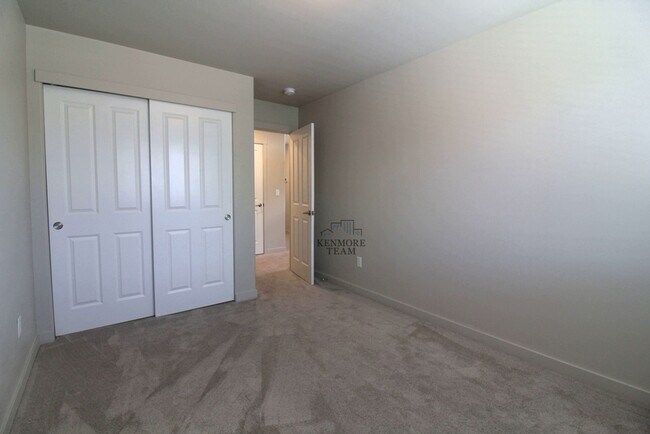 Building Photo - 3 Bedroom, 2.5 Bath Townhome in Kennewick