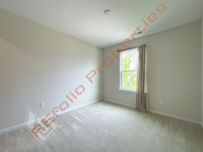 Building Photo - Beautiful 4 Bedroom 2.5 Bathroom End Unit ...