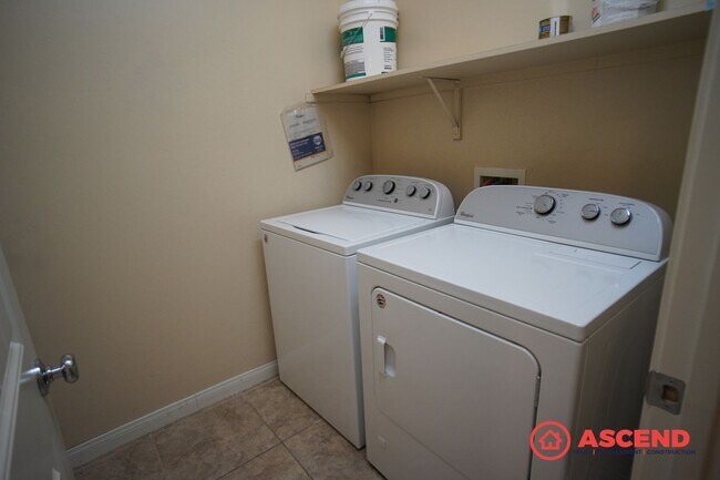 Building Photo - Stunning 4 Bed 2 Bath Home Off of Hosking and Wible!