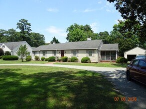 Building Photo - 3 bedrooms, 2 baths single family home