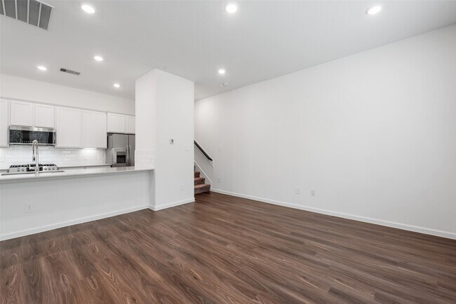 Building Photo - 653 Royal Arch Dr