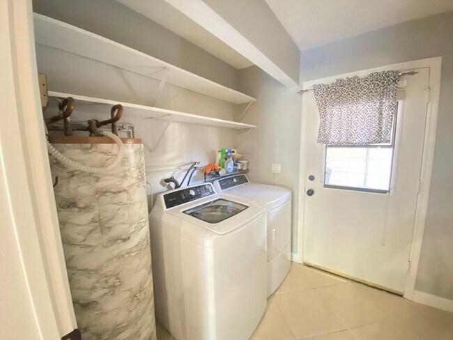 Building Photo - 1718 Gulfview Dr