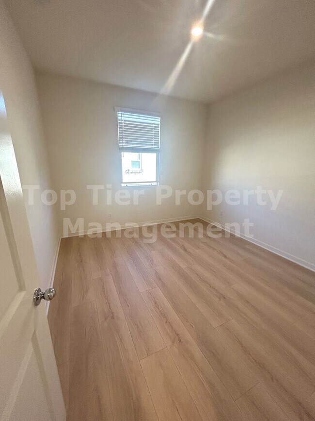 Building Photo - ***Charming 3 bed / 2.5 bath Townhome in O...