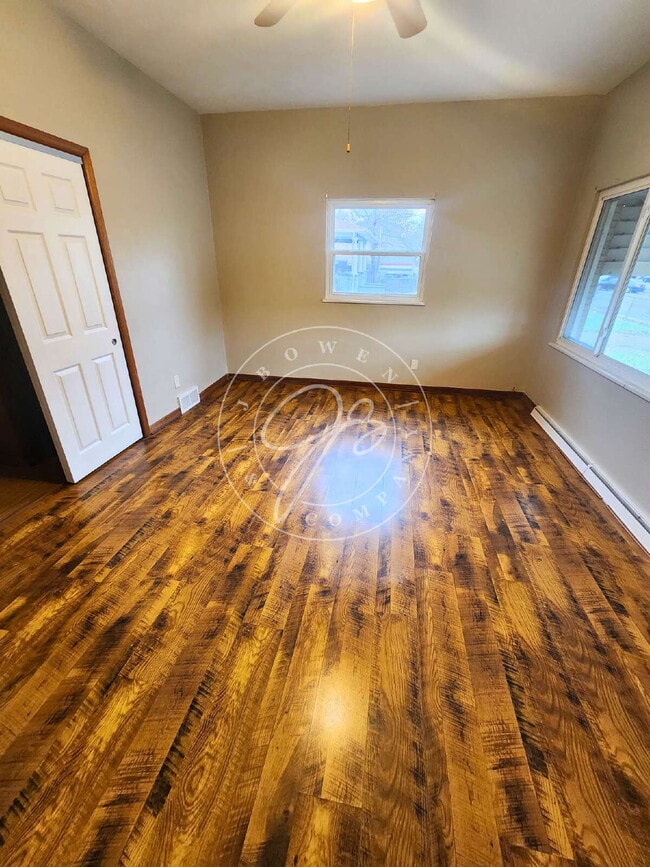 Building Photo - Unique 3-bedroom, 2.5-bath unit within a 4-unit complex offers over 1,100 square feet of living s...