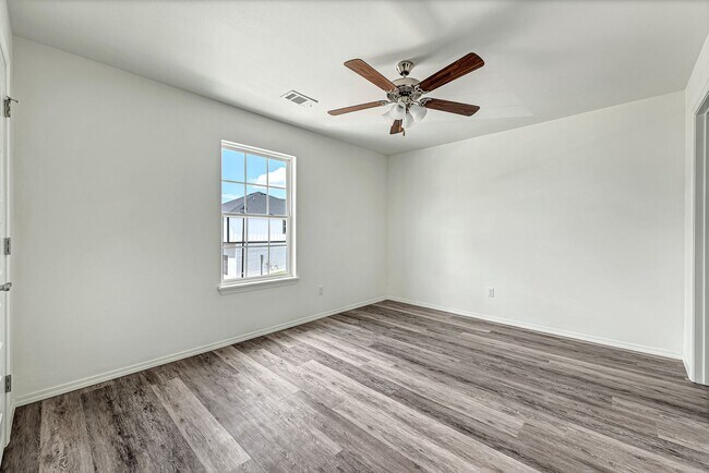 Building Photo - 1082 S Benchmark Ln