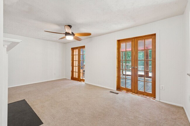 Building Photo - Home in Highly Desirable Forest Ridge!