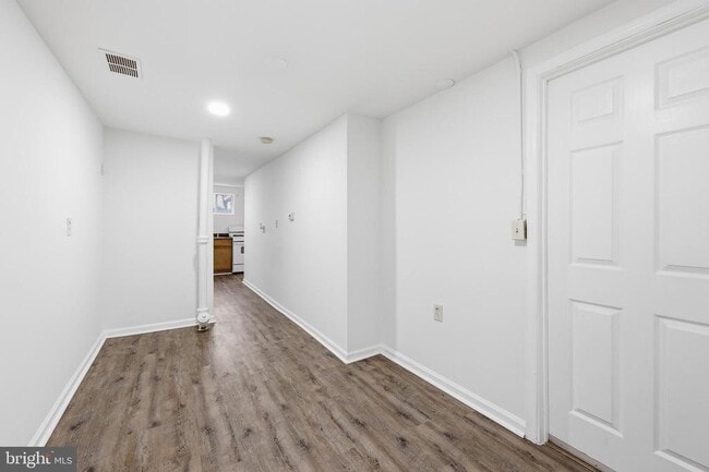 Building Photo - 3816 W Bay Ave
