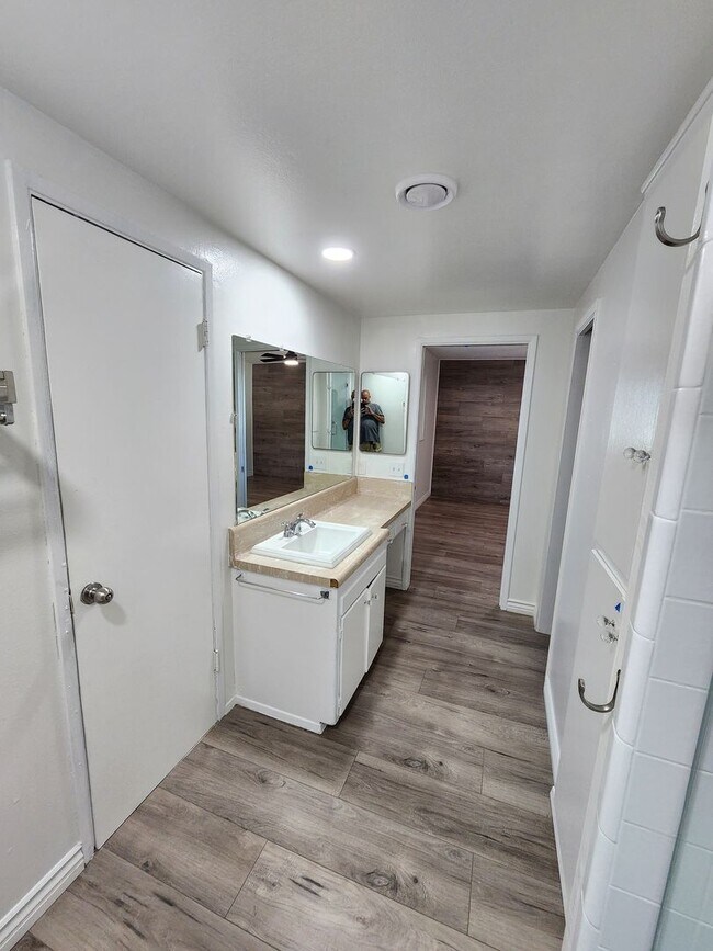 Building Photo - Beautiful Newly Renovated 3 Bedroom 2 Bath...