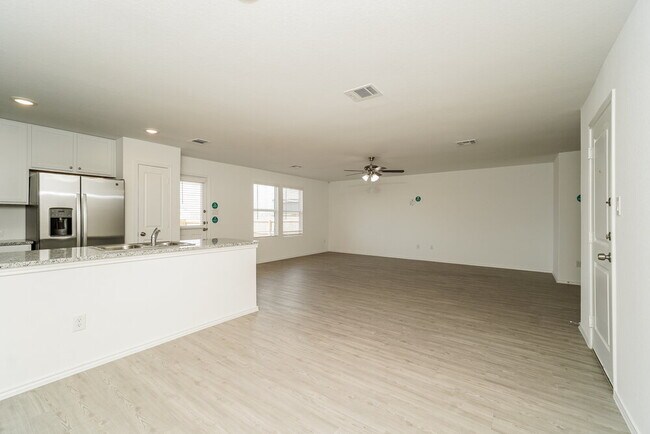 Building Photo - 2412 Lake Hls