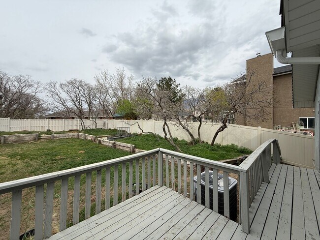 Building Photo - Large Five Bedroom Home, Sandy, 2500 sq ft, New Paint