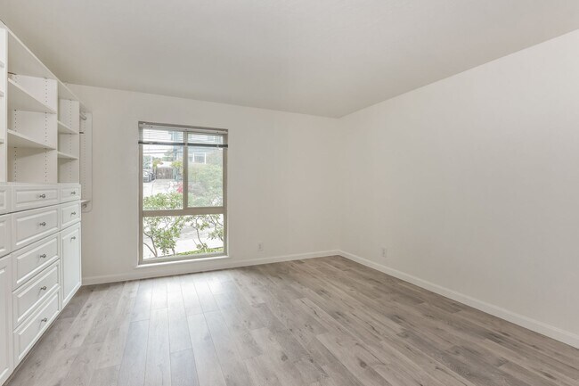 Building Photo - Light And Bright One Bedroom Condo In Oakl...