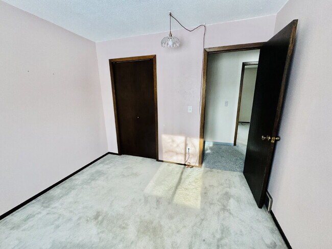 Building Photo - Nice Single family home 4-Bedroom Retreat with 2 Baths in Eagan – Your Perfect Home Awaits