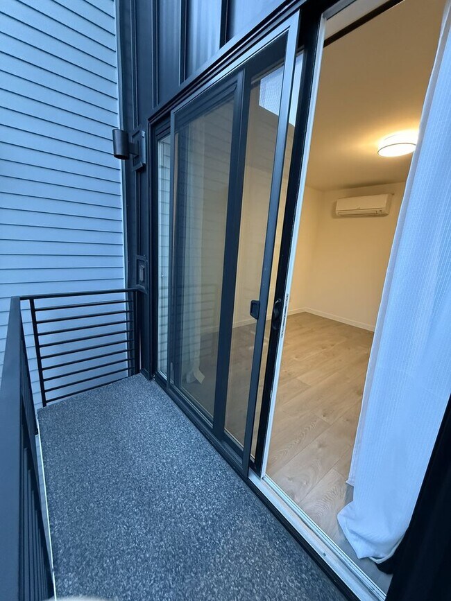 Building Photo - Free Rent Promotions! Modern 2-Bed, 2-Bath Townhome near Madison Valley – Exceptional Light, Desi...