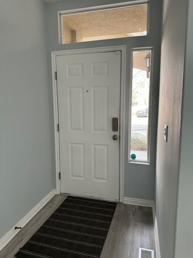 Building Photo - Townhouse with Spacious layout and convien...