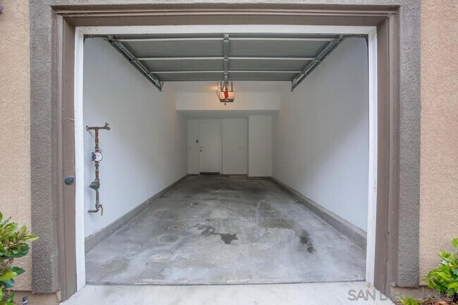 Building Photo - 634 Sumner Way