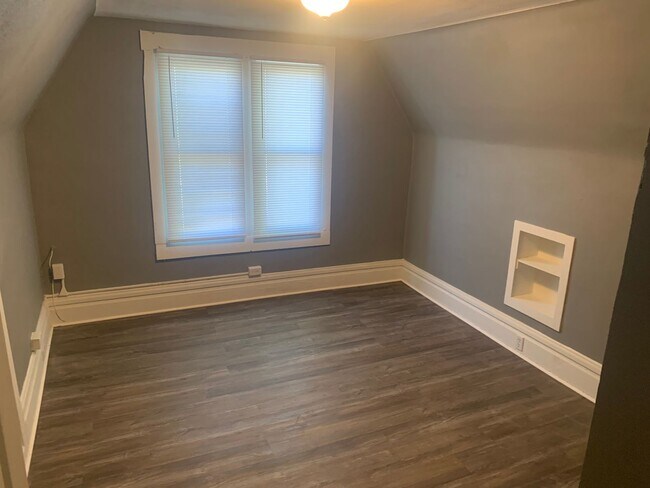Building Photo - 3 Bed 1 Bath Home