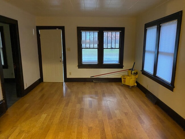 Building Photo - 2 Bedroom 1 bath with fenced in backyard $1200/mo