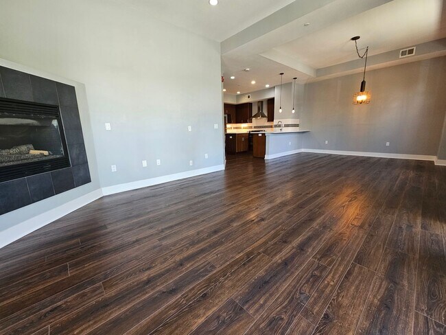 Building Photo - Congress Park High Rise Living! Huge Main Floor 2 Bed 2 Bath