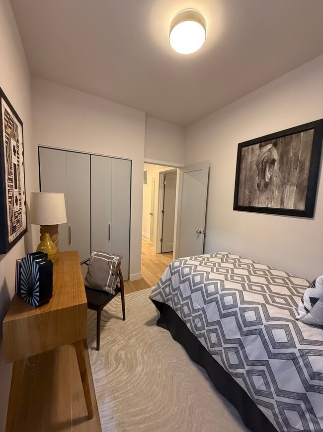 Building Photo - 1015 N California Ave