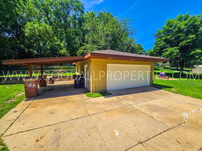 Building Photo - 4 Bedroom Split-Level Home for Rent in Urbandale – 2 Living Areas & Private Backyard!