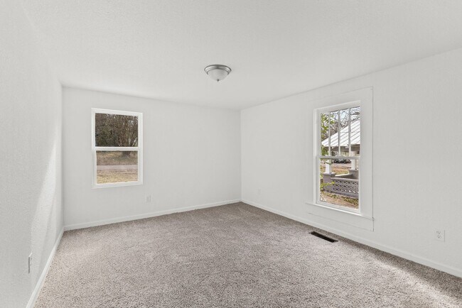 Building Photo - Cozy and Newly Renovated 3 Bedroom 2 Bath ...