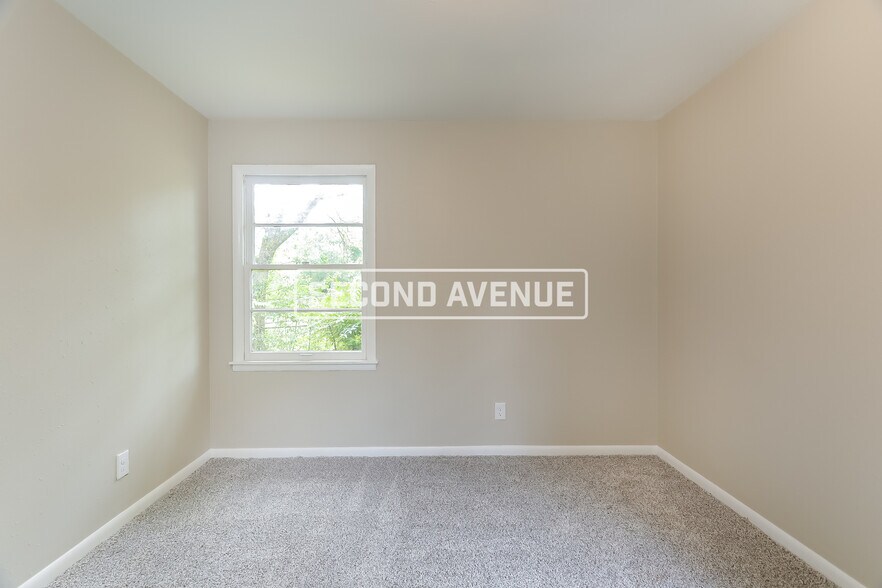 Building Photo - 241 Lake Dr NE