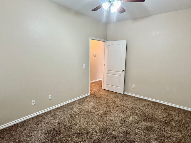 Building Photo - Cute 3 Bed Duplex In Yukon