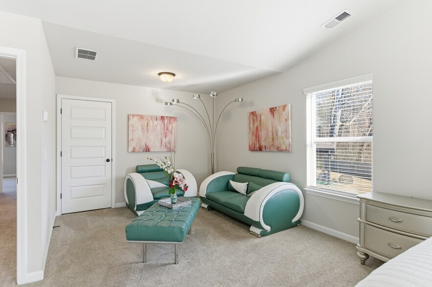 Building Photo - Room in House on Zoya Ct