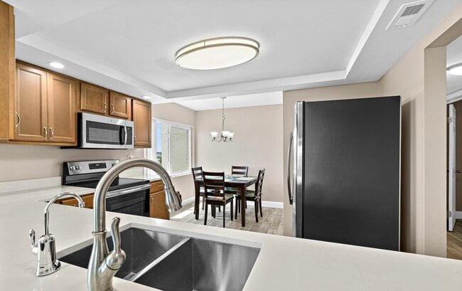 Building Photo - 250 S Sykes Creek Pky