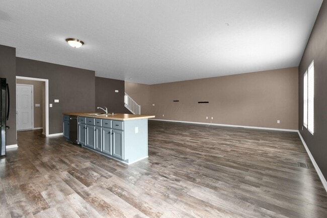 Building Photo - 210 Autumn Way