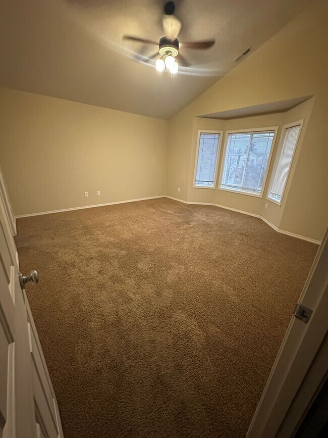 Building Photo - 2 Bedroom, 2.5 bath townhome in West Pasco with Bonus Office space